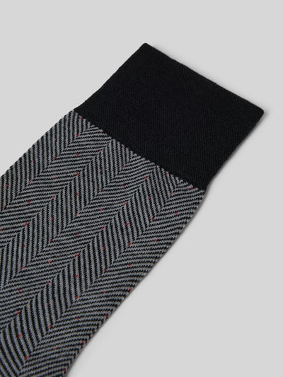 Produktfoto, Socken mit Label-Print von Falke, Schurwoll-Mix in Grau mit schwarzen geripptem Abschluss und feinem Muster, körpernaher Schnitt