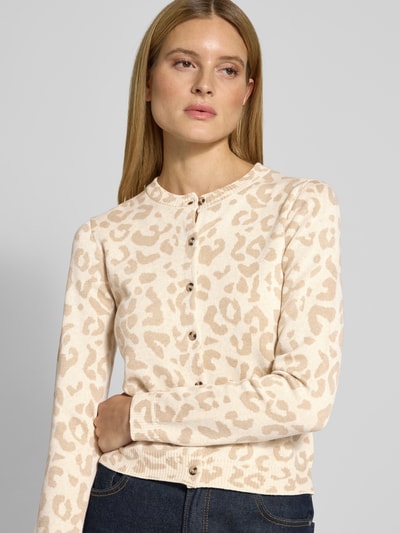 Frauenmodel trägt Regular Fit Cardigan mit Viskose-Anteil Modell 'Mayas' von Vila, beige Animal-Stitching, Rundhalsausschnitt, Nahaufnahme Oberkörper.
