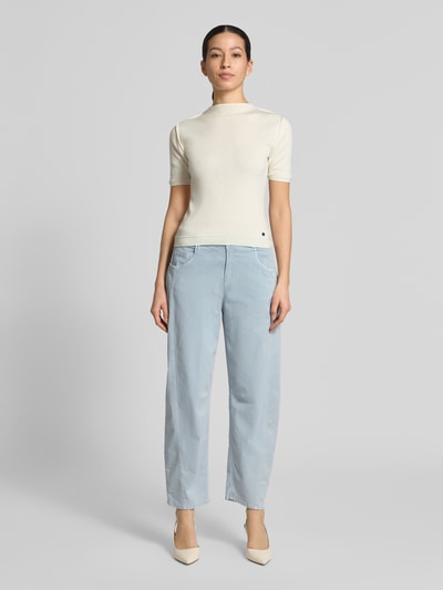 Modelka nosi Barrel Jeans im 5-Pocket-Design Modell 'MEGAN' von Brax, jasnoniebieski, mieszanka lyocellu i bawełny, fason z rozszerzaną nogawką, ozdobne szwy, zapięcie na guzik i zamek błyskawiczny, szerokość w rozmiarze 36: 39 cm, długość wewnętrzna nogawki w rozmiarze 36: 69 cm, widok całej sylwetki z przodu.