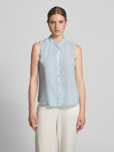 Vrouwenmodel draagt Regular Fit Blusentop uit mix van viscose en linnen van Christian Berg Woman in lichtblauw met knoopsluiting, ronde hals, dames, ruglengte maat 36 is 61 cm, geheel lichaamsaanzicht van voren.