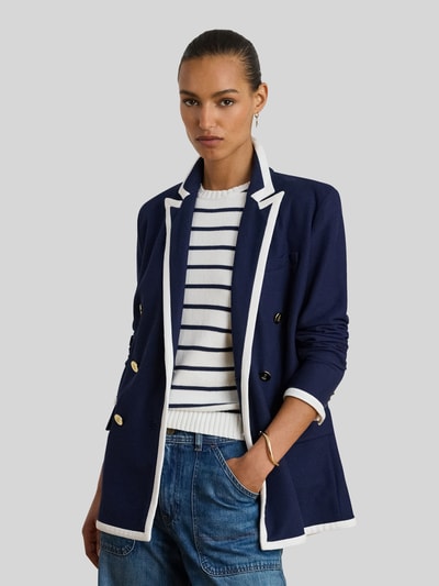 Frauenmodel trägt Regular Fit Longblazer aus Baumwoll-Mix von Lauren Ralph Lauren in Dunkelblau mit weißen Kontraststreifen und Reverskragen, Doppelknopfleiste, sportive Optik, unifarben, Nahaufnahme Oberkörper.