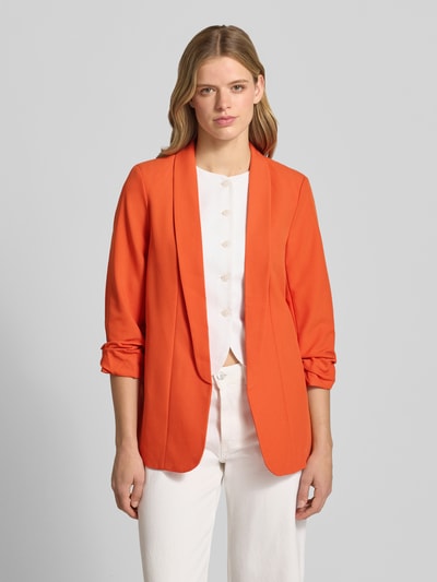 Modelka kobieca nosi Regular Fit Longblazer mit Viskose-Anteil Modell 'BOSELLA' von Pieces w kolorze pomarańczowym, damski Longblazer, widok całej sylwetki z przodu.
