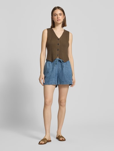 Frauenmodel trägt Shorts mit elastischem Bund Modell 'ENZA' von Noisy May aus Reine Baumwolle, Regular-Fit, Bundweite Größe S 36 cm, Innenbeinlänge 8 cm, Ganzkörperansicht von vorne.
