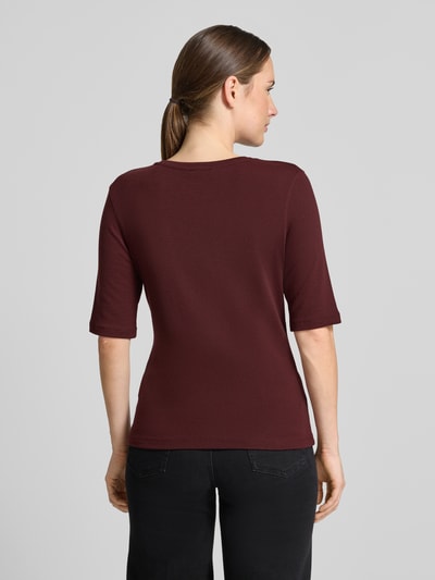 Vrouwenmodel draagt bordeauxrood slim fit t-shirt met wol, model 'Sorela' van OPUS, Dames t-shirt, volledige achterkantaanzicht.