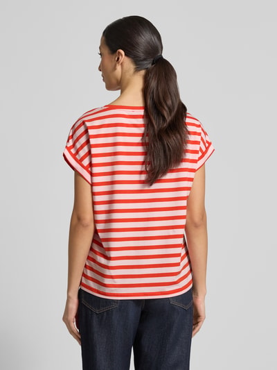 Frauenmodel trägt Oversized T-Shirt mit Label-Detail von Smith and Soul, rot-weiß gestreift, Baumwoll-Mix mit Lyocell, Ganzkörperansicht Rückansicht.