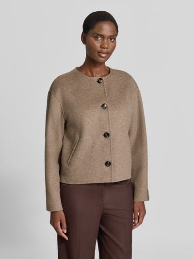 Vrouwenmodel draagt Jacke aus Woll-Mix met Schal van comma, rustige bruintinten, recht model, ronde hals, knoopsluiting, sjaal, ruglengte 50 cm, schouderbreedte 46 cm, borstwijdte 55 cm, mouwlengte 57 cm, geheelbeeld vooraan.