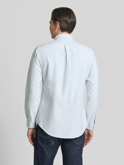 Männermodel trägt Regular Fit Freizeithemd aus reiner Baumwolle von Polo Ralph Lauren, Two Tone, gestreift, Rückenpasse, Ganzkörperansicht Rückansicht.