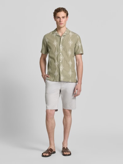 Männermodel trägt Slim Fit Freizeithemd mit Stitchings Modell 'LEOPOLD' von Casual Friday aus Reine Baumwolle, Ganzkörperansicht von vorne.