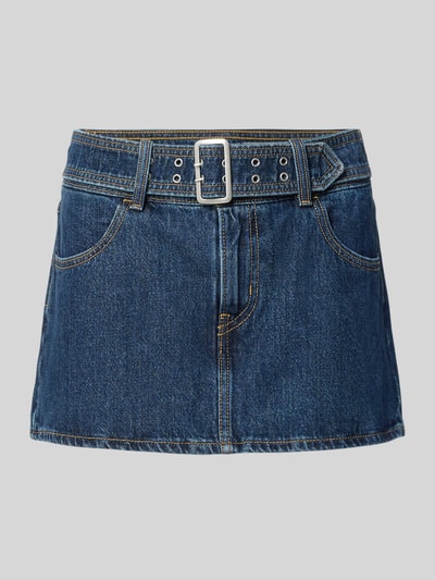 Produktfoto, Eng anliegender Jeansrock aus reiner Baumwolle von Levi's®, dunkles Denimblau, sichtbare Nähte, silberne Gürtelschnalle