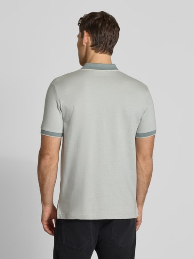 Männermodel trägt Regular Fit Poloshirt mit Logo-Stitching von Lerros in Hellgrau mit Polokragen, Rückenlänge 76 cm, Ganzkörperansicht Rückansicht.
