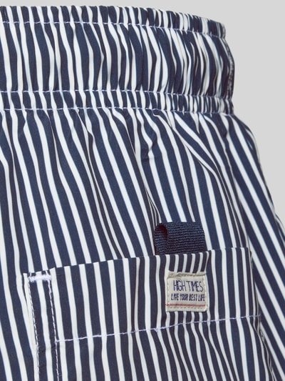 Produktfoto, Badehose mit Gesäßtasche und Label-Patch von MCNEAL in Blau-Weiß mit Streifen, elastischer Bund, Tasche und Label-Patch, Detailaufnahme