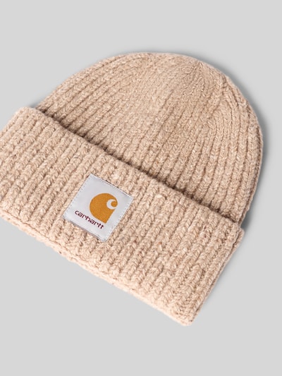 Produktfoto, Beanie aus Woll-Baumwoll-Mix Modell 'ANGLISTIC' von Carhartt Work In Progress in Ripp-Optik mit Label-Patch und breitem Umschlag, beige Farbtöne, strukturierte Oberfläche.