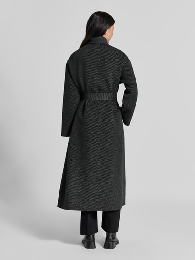 Frauenmodel trägt Mantel mit Schalkragen von Emporio Armani in Dunkelgrau, strukturierte Textur, doppelte Knopfleiste, Taillenband, taillierte Passform, Rückenlänge 129 cm, Schulterbreite 49 cm, Brustweite 53 cm, Ärmellänge 56 cm, Ganzkörperansicht Rückansicht.