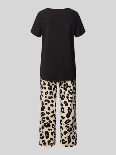 Frauenmodel trägt Pyjama mit Stitching Modell 'Schmusekatze' von LOUIS & LOUISA, schwarze Oberteil, gemusterte Hose, Ganzkörperansicht Rückansicht