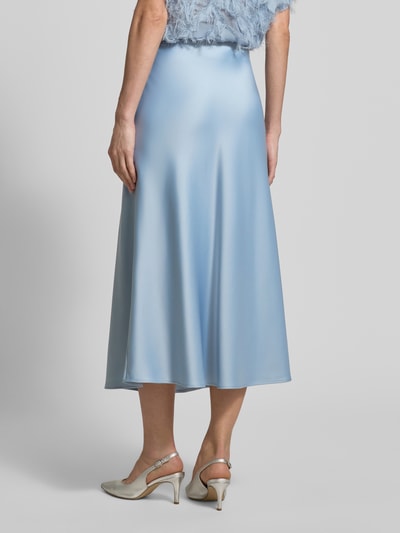 Frauenmodel trägt A-Linien Midi-Rock aus Satin Modell 'LENA' von Selected Femme in Hellblau, glatte Oberfläche, unifarben, Ganzkörperansicht Rückansicht