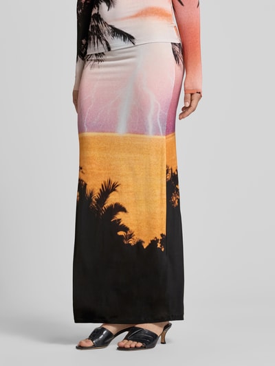 Frauenmodel trägt Maxirock aus Viskose-Mix von Rabanne mit Allover-Foto-Print in Orange, Schwarz und Rosa, Straight Fit, Nahaufnahme Unterkörper.
