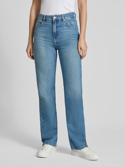 Frauenmodel trägt Regular Fit Straight Jeans aus reiner Baumwolle Modell 'ADA' von BOSS in Blau, unifarben, 5-Pocket-Design, Ganzkörperansicht von vorne.