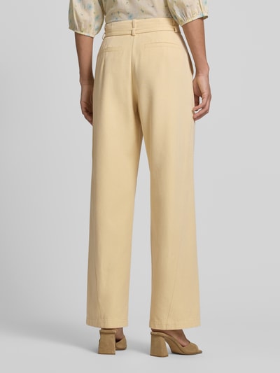 Vrouwenmodel draagt Stoffen broek met riem en steekzakken van JAKE*S STUDIO WOMAN, puur katoen, uitlopend model, strookzak aan de achterkant, bandwijdte maat 36: 35 cm, binnenbeenlengte maat 36: 76 cm, kleur lichtgeel, gladde textuur, geheel lichaamsaanzicht achteraan.