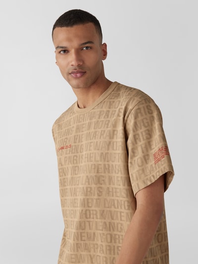 Helmut Lang T-Shirt mit Allover-Logo Sand 6