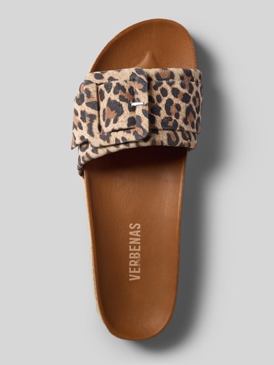 Produktfoto, Slides aus Leder mit Dornschließe Modell 'REIKO' von Verbenas, Damen, echtes Leder, abgerundete Form, strukturierte Sohle, Absatzhöhe 3 cm, Leopardenmuster, braune und beige Farben.