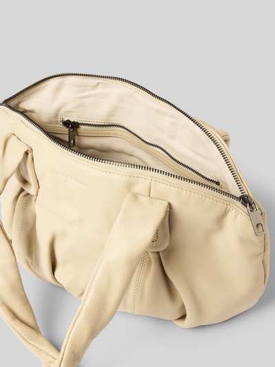 Produktfoto, kremowa torba shopper z naturalnej skóry LIEBESKIND BERLIN, model 'LUCY', główna przegroda z zamkiem błyskawicznym, uchwyty, kieszeń zapinana na zamek błyskawiczny wewnątrz, wytłoczone logo, Szerokość w rozmiarze 1: 36 cm, długość w rozmiarze 1: 24 cm, głębokość w rozmiarze 1: 20 cm, długość paska na ramię w rozmiarze 1: 61 cm.