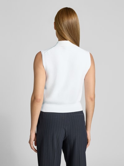 Frauenmodel trägt Slim Fit Pullunder aus Baumwoll-Mix von Marc O’Polo, unifarben, Strickstruktur, Logo-Stitching, Ganzkörperansicht Rückansicht.