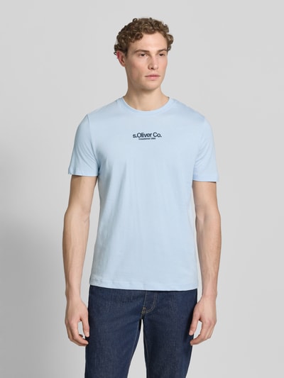 Męski model nosi Regular Fit T-Shirt aus reiner Baumwolle von s.Oliver RED LABEL, efekt: jednolity kolor, krótki rękaw, okrągły dekolt, nadruk z logo, bawełna, Ganzkörperansicht von vorne
