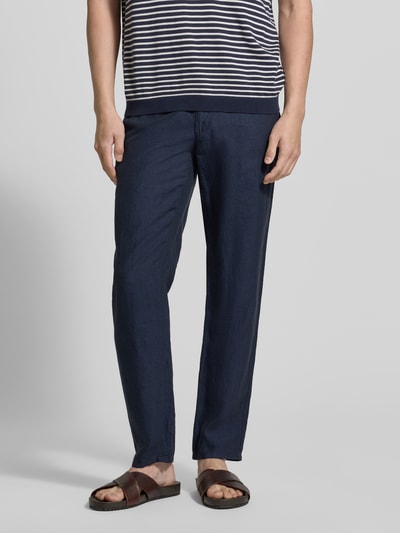 Mannenmodel draagt Straight Fit Leinenhose mit Tunnelzug van Brax, effen donkerblauwe linnen broek met tunnelkoord, straight fit, detailopname voorkant.