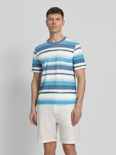 Männermodel trägt T-Shirt im Allover-Look mit Rundhalsausschnitt von PAUL SMITH, Reine Baumwolle, Casual Fit, Ganzkörperansicht von vorne.