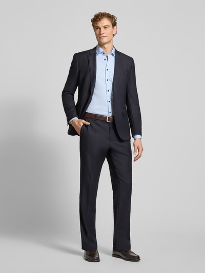 Männermodel trägt Body Fit Businesshemd aus Baumwoll-Mix von OLYMP in Hellblau zu dunkelblauem Anzug, Ganzkörperansicht von vorne, Herren Businesshemd von OLYMP Level 5.