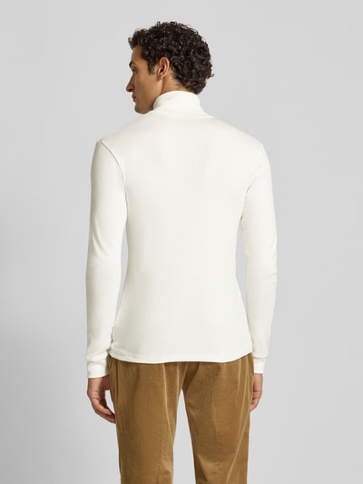 Männermodel trägt Regular Fit Langarmshirt aus reiner katoen van Marc O'Polo in gebroken wit, gladde textuur, Ganzkörperansicht Rückansicht, Heren t-shirt van Marc O'Polo.