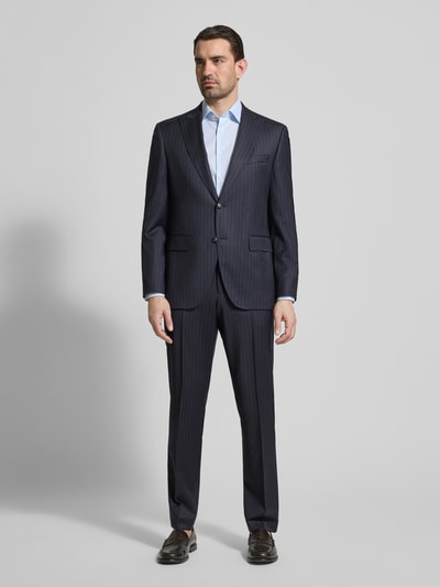 Männermodel trägt Slim Fit Business-Hemd mit Strukturmuster und Kentkragen von OLYMP Level Five, Unifarbenes-Design, Baumwoll-Mix mit Stretch-Anteil, Ganzkörperansicht von vorne.