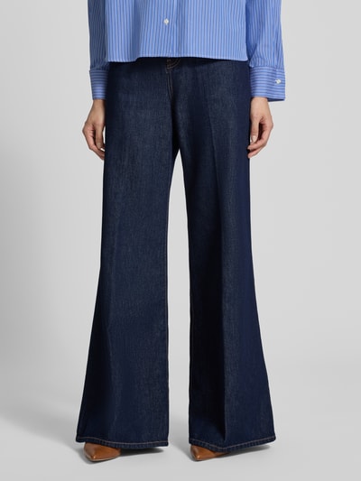 Frauenmodel trägt dunkelblaue Wide Leg Jeans aus reiner Baumwolle Modell 'SPORT' von Max Mara, Damen Wide & Loose Fit Jeans von Weekend Max Mara, Nahaufnahme Unterkörper.