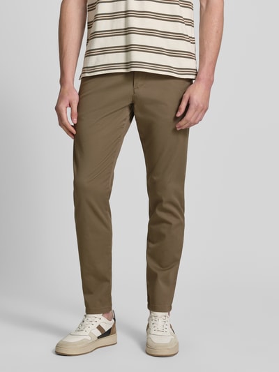 Männermodel trägt Slim Fit Chino aus Baumwoll-Mix Modell 'MILES' von Selected Homme in Unifarben mit seitlichen Taschen, Nahaufnahme Unterkörper.