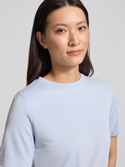 Kobieta modelka nosi damski t-shirt Regular Fit T-Shirts aus Modal-Mix od Tom Tailor Denim w jasnoniebieskim kolorze, gładka tekstura, zbliżenie na górną część ciała