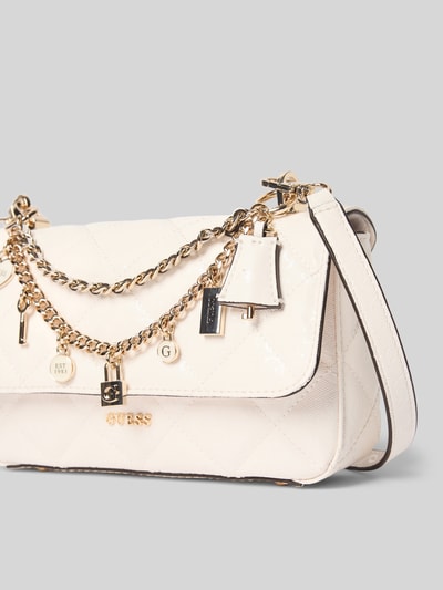 Produktfoto, torba na ramię z aplikacją z metką model 'LIBBY' od Guess, główna przegroda z zapięciem na magnes, łańcuszki, szerokość w rozmiarze 1: 24 cm, długość w rozmiarze 1: 14 cm, głębokość w rozmiarze 1: 6 cm, długość paska na ramię w rozmiarze 1: 114 cm