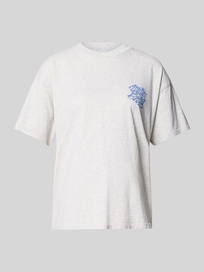 Produktfoto, Oversized T-Shirt mit Logo-Print von Anine Bing aus reiner Baumwolle in Hellgrau mit blauem Logo, kurzärmelig, strukturierte Stoffoberfläche