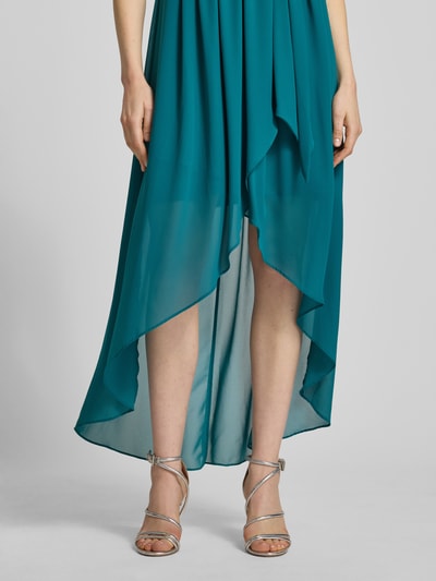 Kobiece modelka nosi Maxikleid in Falten-Optik von Jake*s Cocktail, turkus, tkanina w fałdach, podszewka kryjąca, talia z paskiem, fason dopasowany, krój bez rękawów, Szerokość w rozmiarze 36: 32 cm, Długość tyłu w rozmiarze 36: 140 cm, detal spódnicy, widok z przodu, zbliżenie na dolną część sukienki