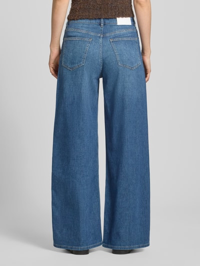 Kobiece model prezentuje Wide Leg Jeans mit Eingrifftaschen Modell 'Mari willow' von OPUS PANTS, widok całej sylwetki z tyłu, bawełniana tkanina z dodatkiem stretchu, szerokie nogawki, kieszenie boczne, szerokość w rozmiarze 36/30: 39 cm, długość wewnętrzna nogawki w rozmiarze 36/30: 78 cm