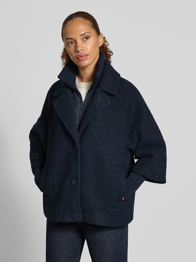 Frauenmodel trägt Regular Fit Webpelzjacke im 2-in-1-Look von Tom Tailor in Dunkelblau, grobe Textur, Ganzkörperansicht von vorne, Damen Teddy- / Webpelzjacke.