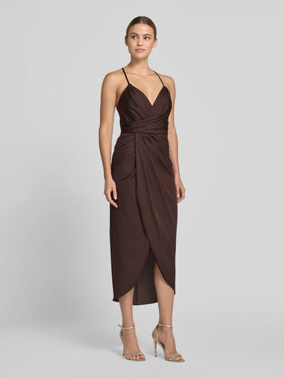 Frauenmodel trägt Midikleid mit gelegten Falten von Vera Mont aus Satin, taillierte Passform, V-Ausschnitt, Spaghettiträger, Ganzkörperansicht von vorne.