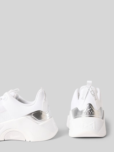Produktfoto, Sneaker mit Logo-Detail Modell 'Metcon' von Nike in Weiß mit silbernen Akzenten, abgerundete Passform, Schnürverschluss, strukturierte Textur, Absatzhöhe 6 cm, Schafthöhe 7 cm, Schaftweite 6 cm, zwei Perspektiven auf grauem Hintergrund