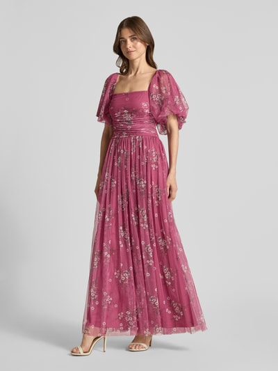 Vrouwenmodel draagt avondjurk met vierkante hals van LACE & BEADS, chiffon, model in a-lijn, maxi-jurk, ballonmouwen, plooien, smokdetail op de rug, ruglengte maat S 128 cm, borstwijdte 34 cm, mouwlengte 29 cm, roze met bloemenprint, volledige lichaamsweergave van voren.