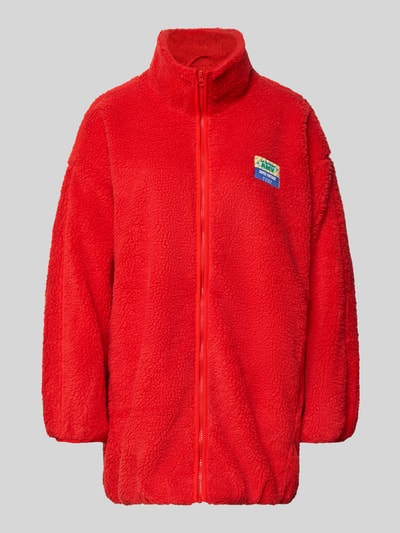 Produktfoto, Oversized Teddyjacke mit Stehkragen Modell 'HOKTOWN' von American Vintage in leuchtendem Rot, Reißverschluss, Label-Detail, Eingrifftaschen, strukturierte, weiche Teddy-Textur, XS/S: Rückenlänge 89 cm, Schulterbreite 58 cm, Brustweite 67 cm, Ärmellänge 49 cm