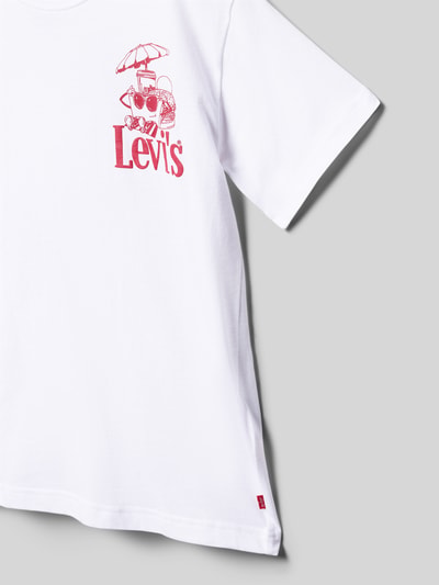 Mädchen trägt Regular Fit T-Shirt aus Baumwoll-Mix Modell 'LVB BURGER MEAL TEE' von Levi’s® Kids, Optik: Unifarben, Nahaufnahme Oberkörper