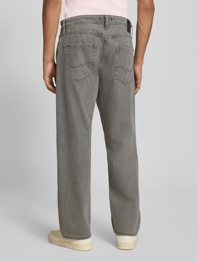 Männermodel trägt Straight Fit Jeans aus reiner Baumwolle Modell 'Eddie' von JACK & JONES in Grau, 5-Pocket-Design, Ganzkörperansicht Rückansicht.