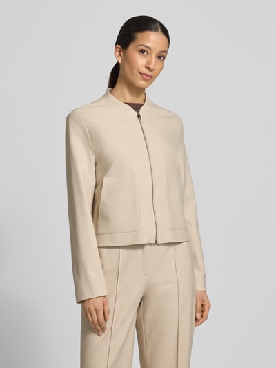 Kobiece modelka nosi Regular Fit Blouson mit Viskose-Anteil od s.Oliver BLACK LABEL, efekt: jednolity kolor, melanż, kołnierz college, zamek błyskawiczny, długi rękaw, nakładane kieszenie boczne, batyst, mieszanka materiałów z dodatkiem wiskozy, jasny beż, proste kształty, gładka tekstura, Ganzkörperansicht z przodu.