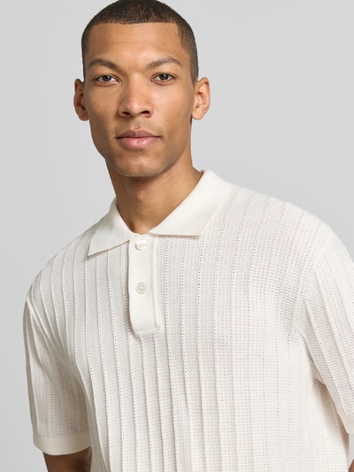 Männermodel trägt Regular Fit Poloshirt aus Baumwoll-Strick Modell 'DANE' von SELECTED HOMME, Optik: Unifarben, Struktur, Nahaufnahme Oberkörper.