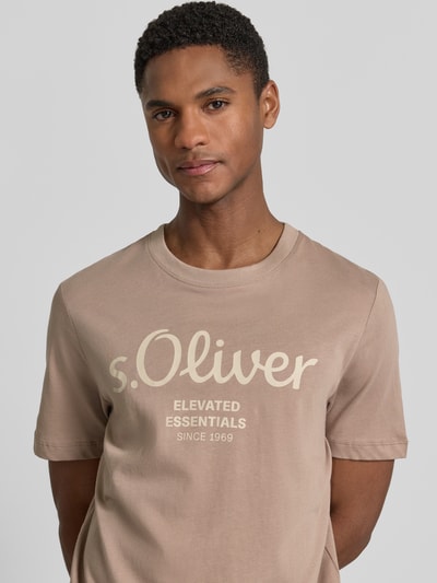 Męski model nosi Regular Fit T-Shirt aus reiner Baumwolle od s.Oliver RED LABEL, efekt: jednolity kolor, nadruk z logo, okrągły dekolt, krótki rękaw, dżersej, 100% bawełna, zbliżenie na górną część ciała