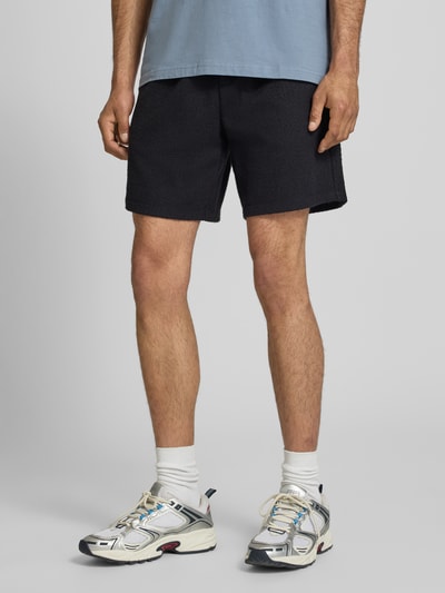 Männermodel trägt Regular Fit Sweatshorts aus Baumwoll-Mix von Marc O'Polo Denim in Optik: Unifarben, Materialverarbeitung: Bouclé, Nahaufnahme Unterkörper.